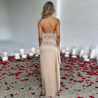 Robe satinée dos nu – L'élégance qui fait chavirer tous les regards